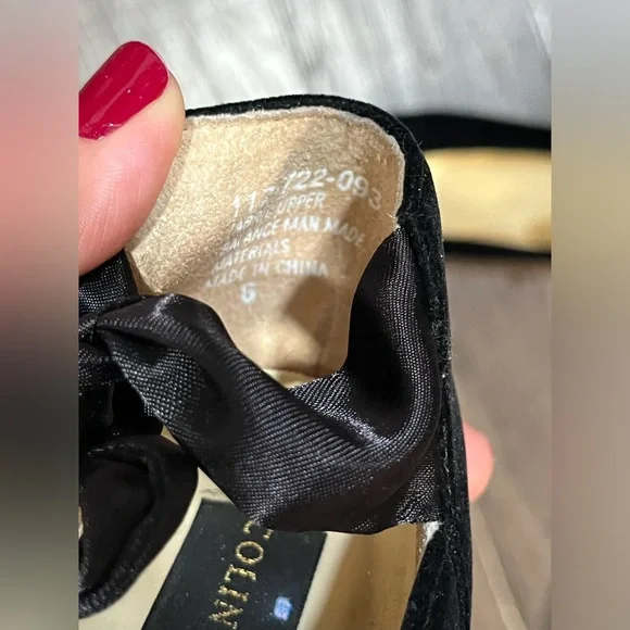 Colin Stuart Girls’ Black Velvet Bow Heels - Picture 8 of 8